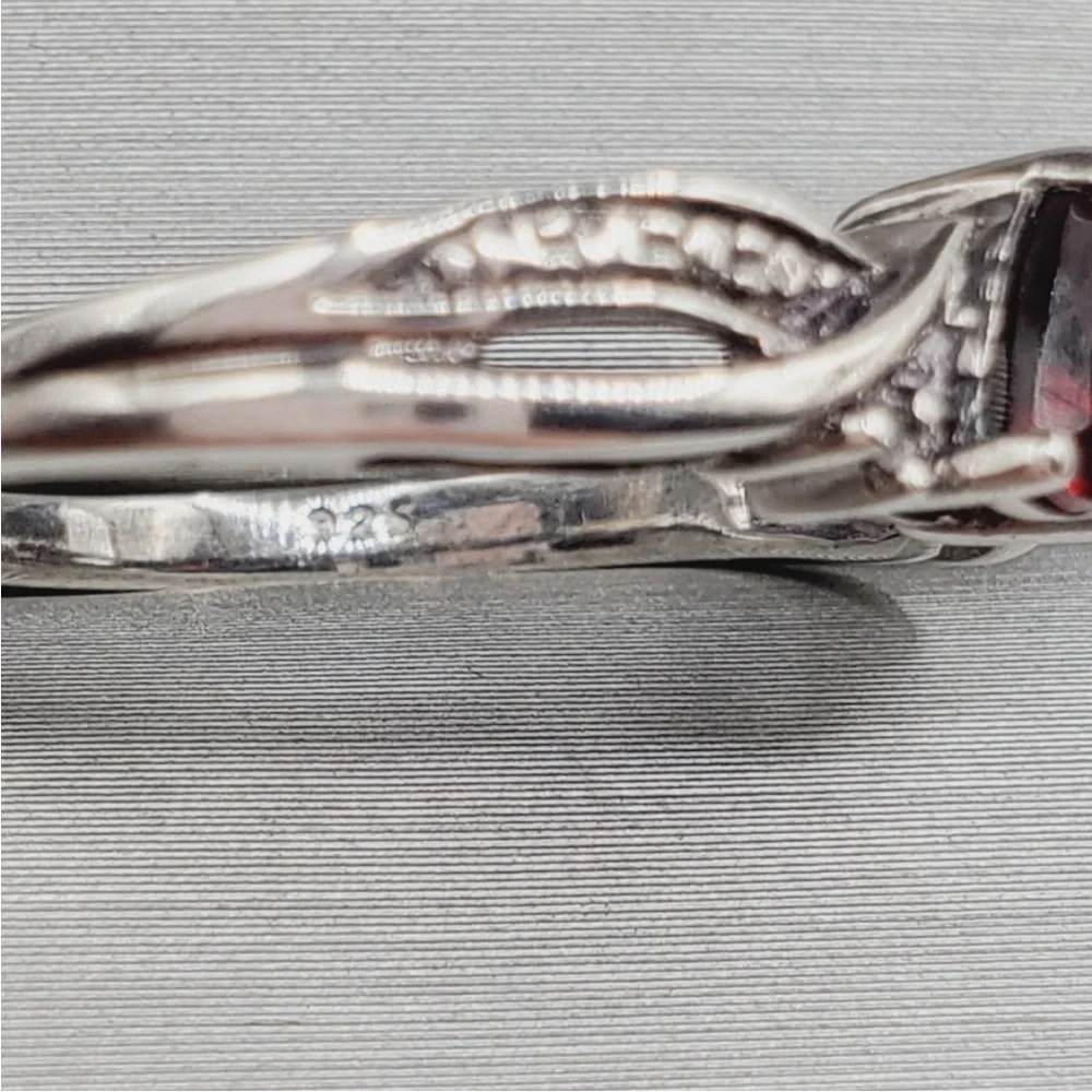 Genuine Trillion Garnet 925 Sterling Silver Twist Design Ring